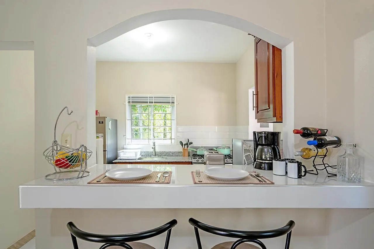 بيت للعطل Palm Leaf Cottage مونتيغو باي جامايكا